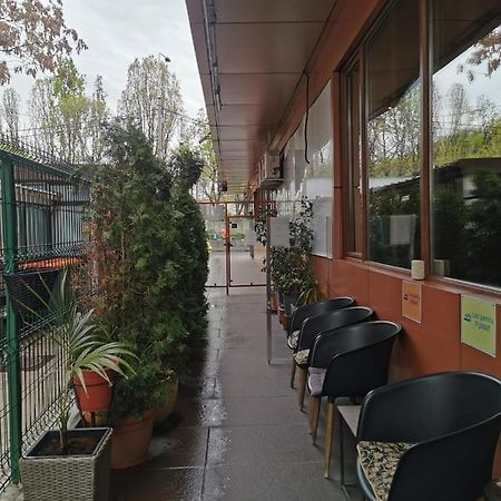 Hotel Nevis Fundeni à Bucarest Extérieur photo