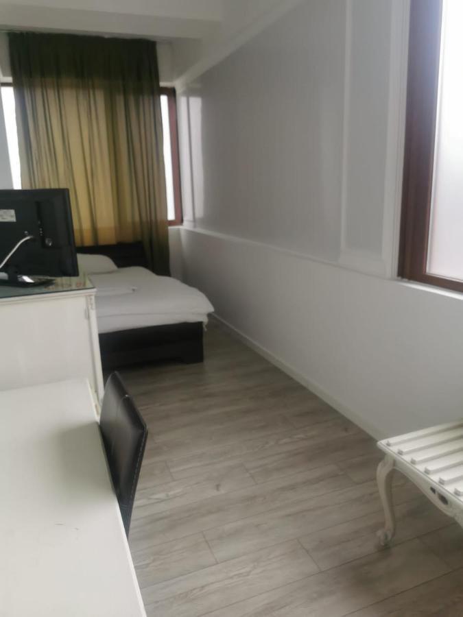Hotel Nevis Fundeni à Bucarest Extérieur photo